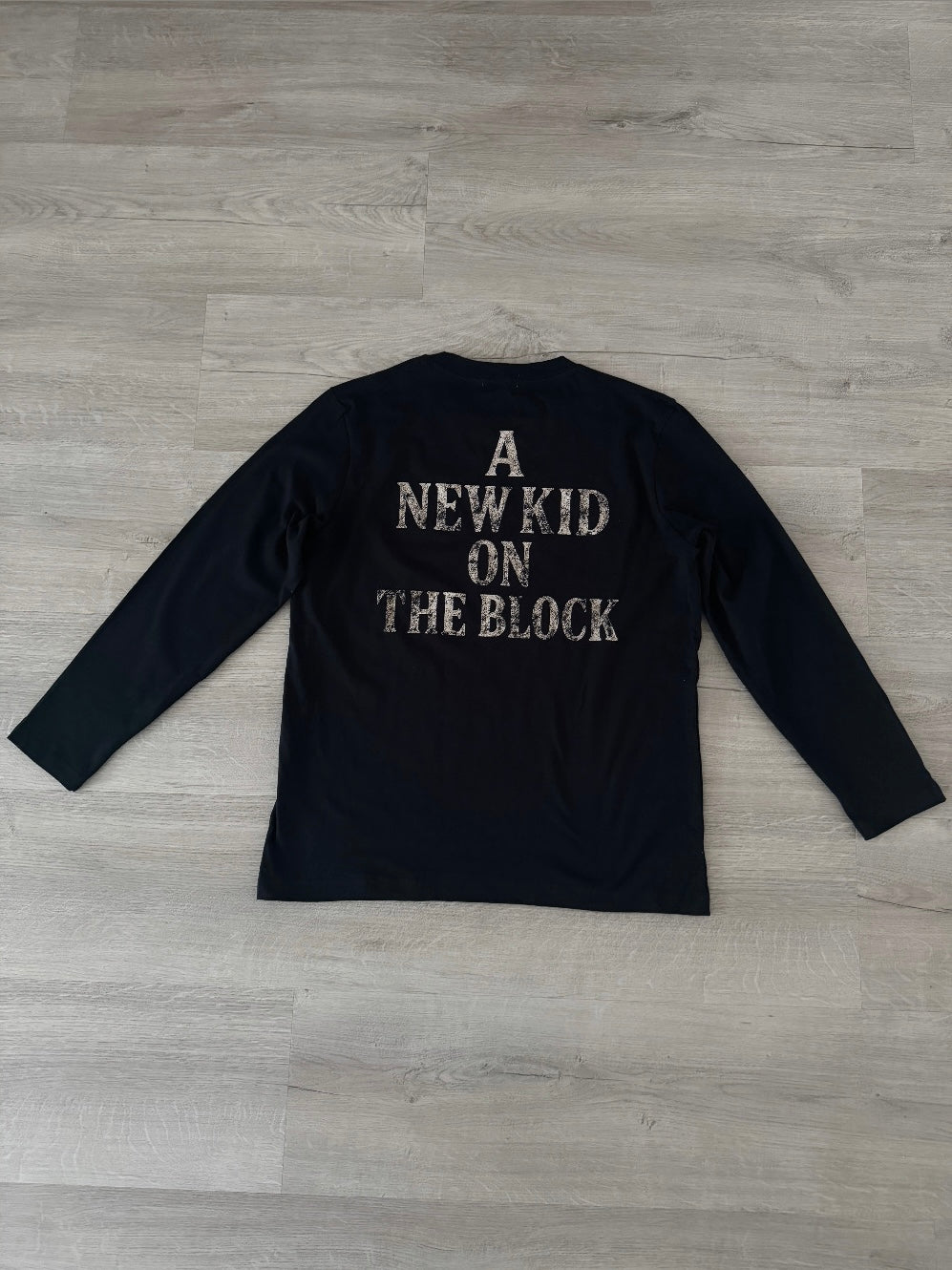 A NEW KID V2 LONGSLEEVE